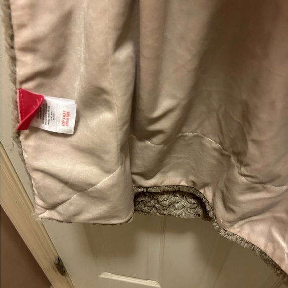 Nicole Miller Textured Tan Blanket EUC!! - Picture 16 of 16